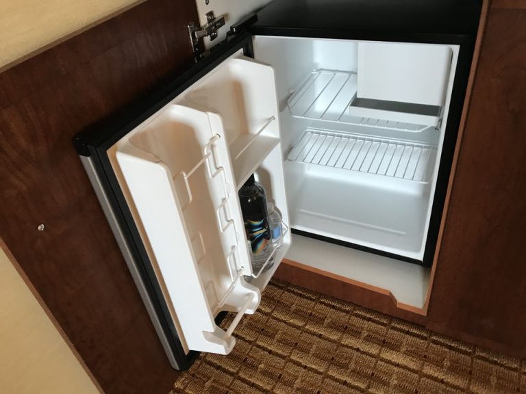 冷蔵庫には値段がついた水とコンプリメンタリーで小さなボトルウォーターがありました