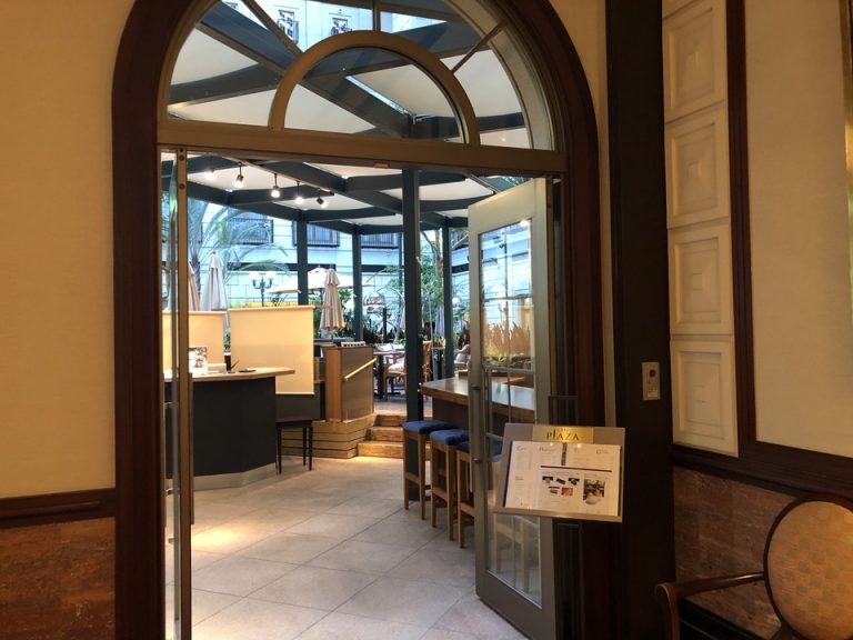 中庭にあるカフェ&バー