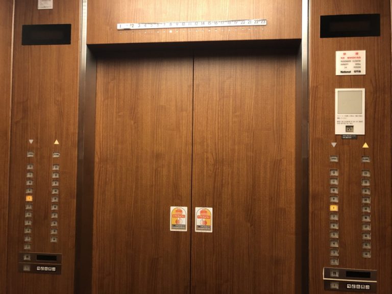 エレベーター内観(1)
