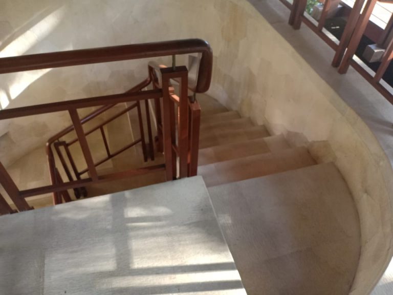 客室(ヴィラの入口へ下りる階段)