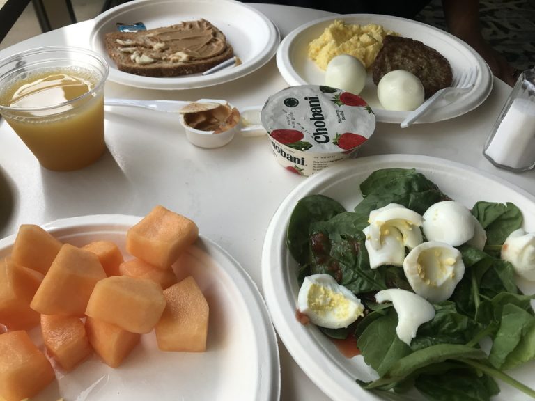 表にはなかったのですが聞いたらだしてくれたゆで卵とでサラダにしてみました。