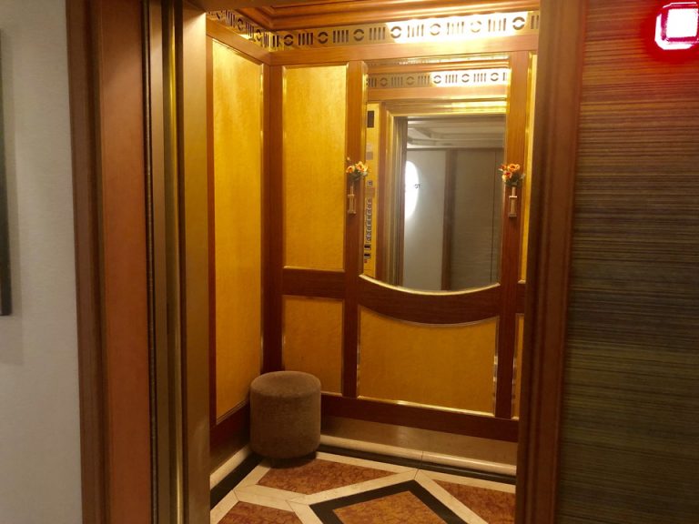 エレベーター内観