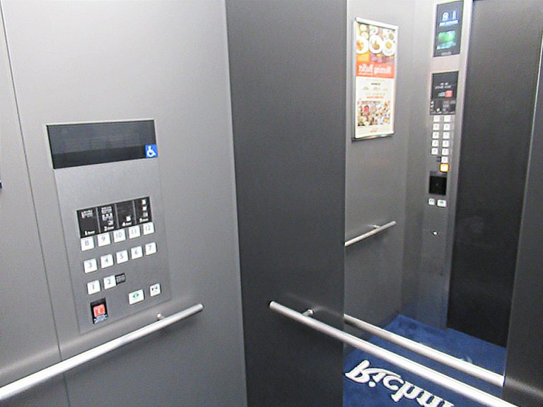 エレベーター内観