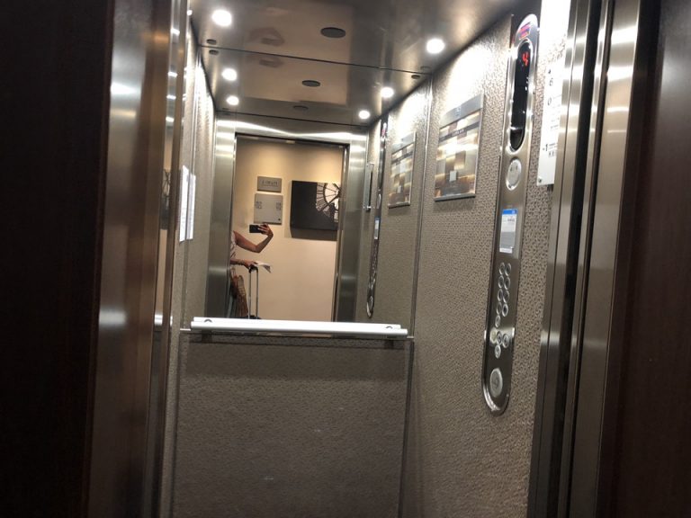 エレベーター内観