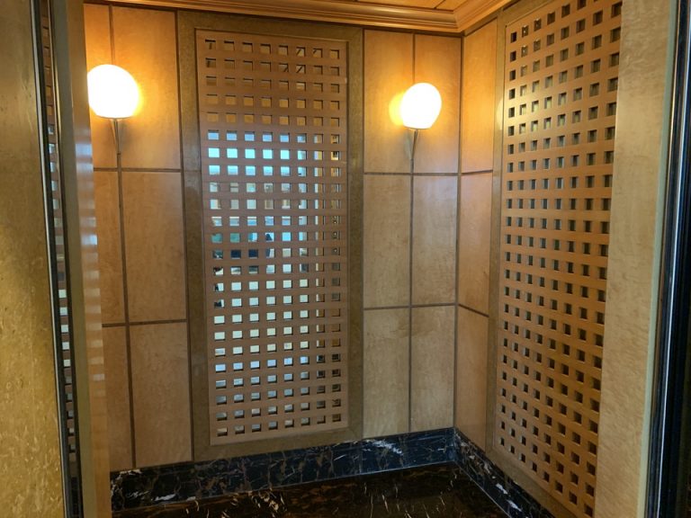 エレベーター内観