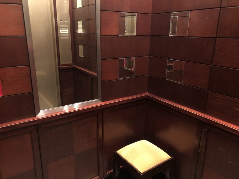 エレベーター内観