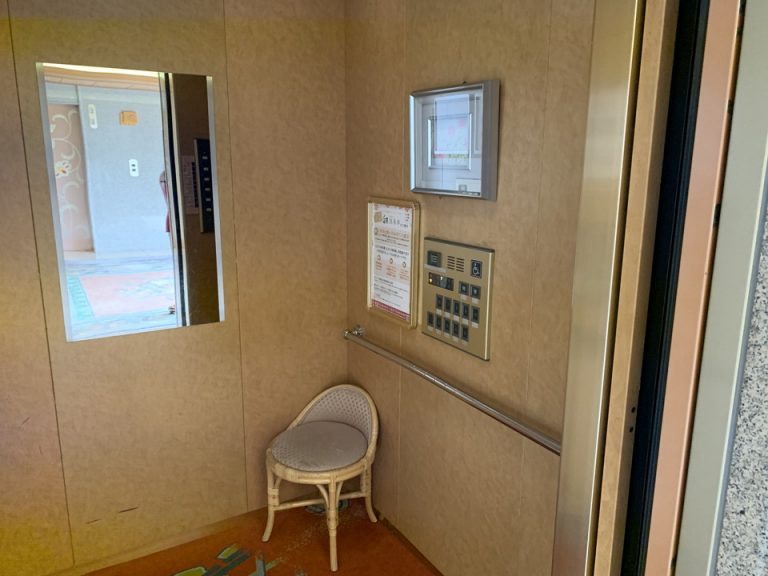 エレベーター内観
