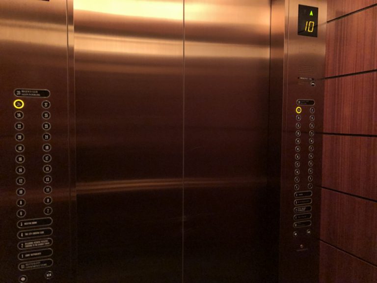 エレベーター内観
