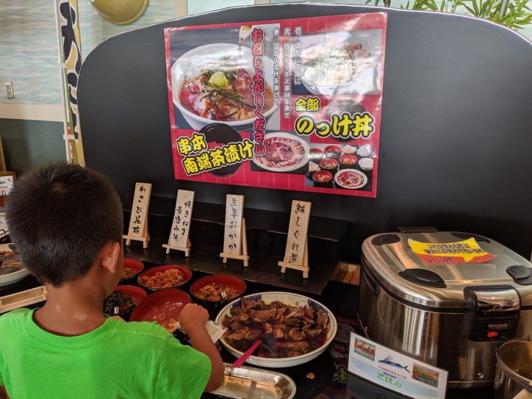 朝食ブッフェの漬け鮪のお茶漬けはセルフで