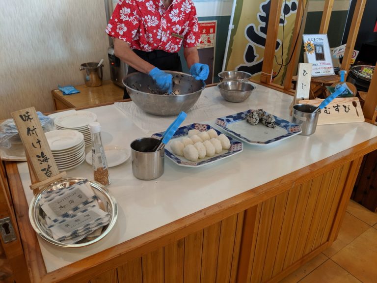 朝食ブッフェのおにぎり屋台