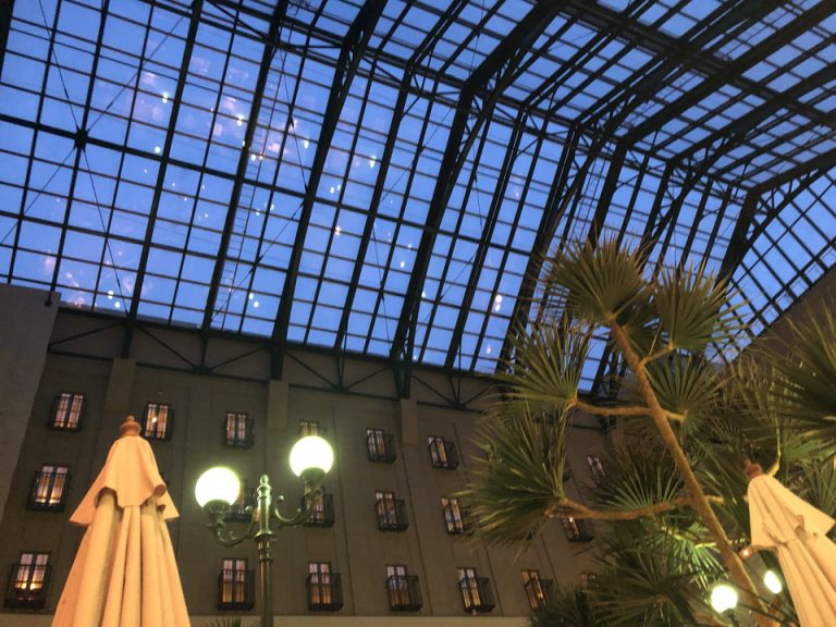 中庭天井(夕刻、夜)