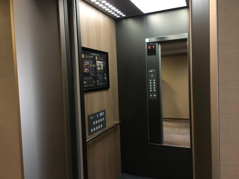エレベーター内観(3)