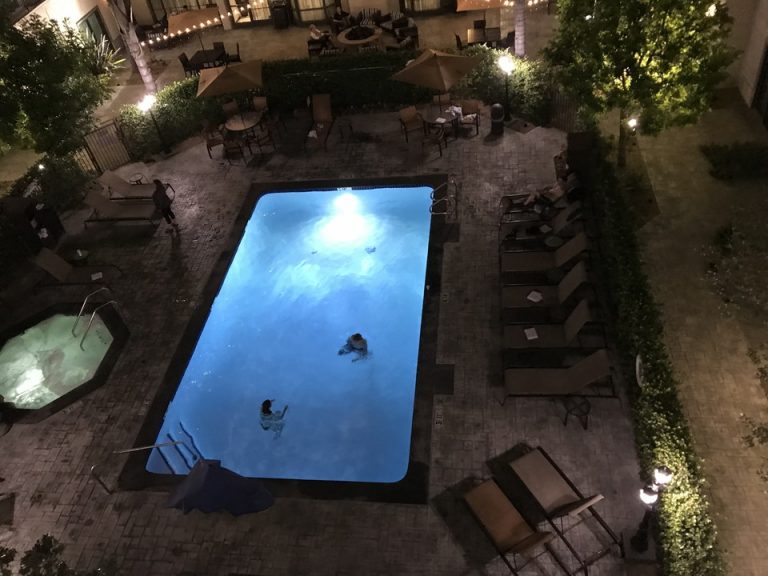 立体駐車場から見たプール