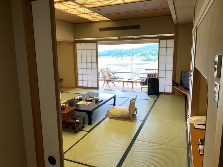 客室入口から窓際方向です