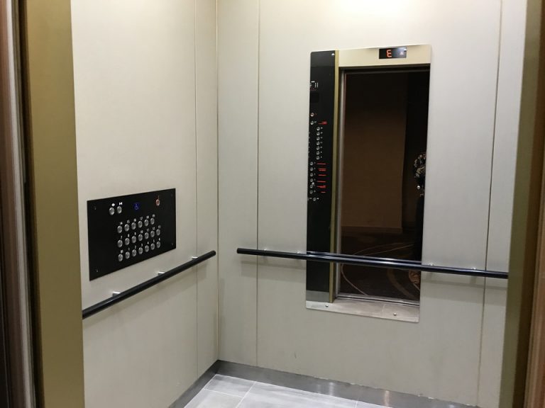 エレベーター内はシンプルです