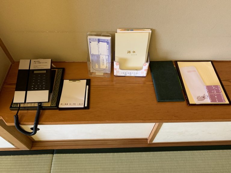 客室内の電話のそばです