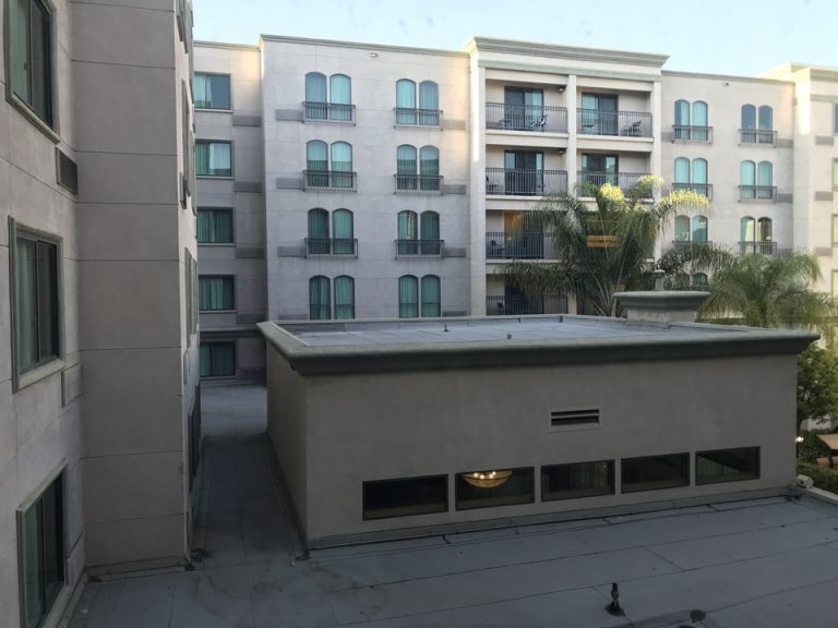 リビング側から景色。下がフロントロビー