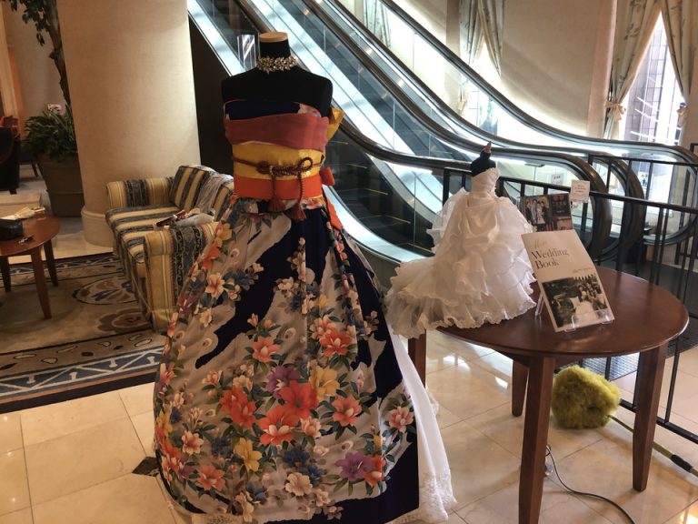 ロビーにウェディングドレス