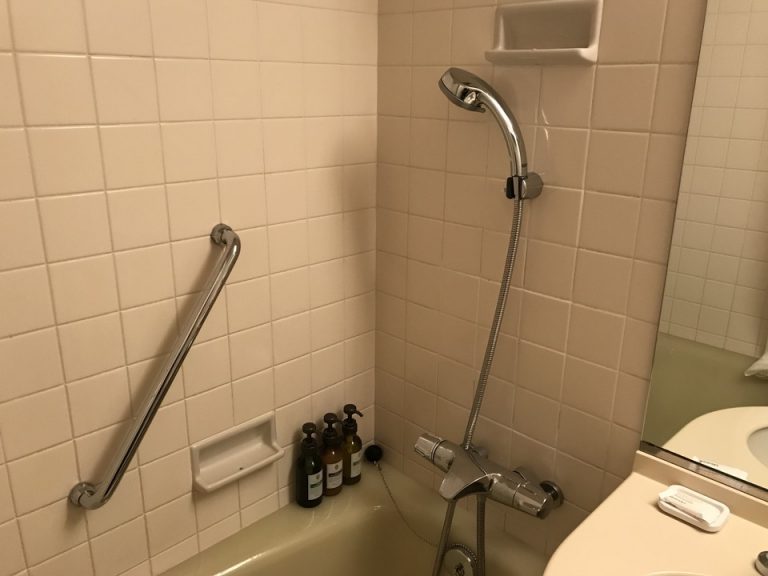 シャワー。右のレバーで出して、左のレバーで温度調節