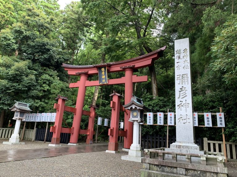 越後一宮彌彦神社の大鳥居です