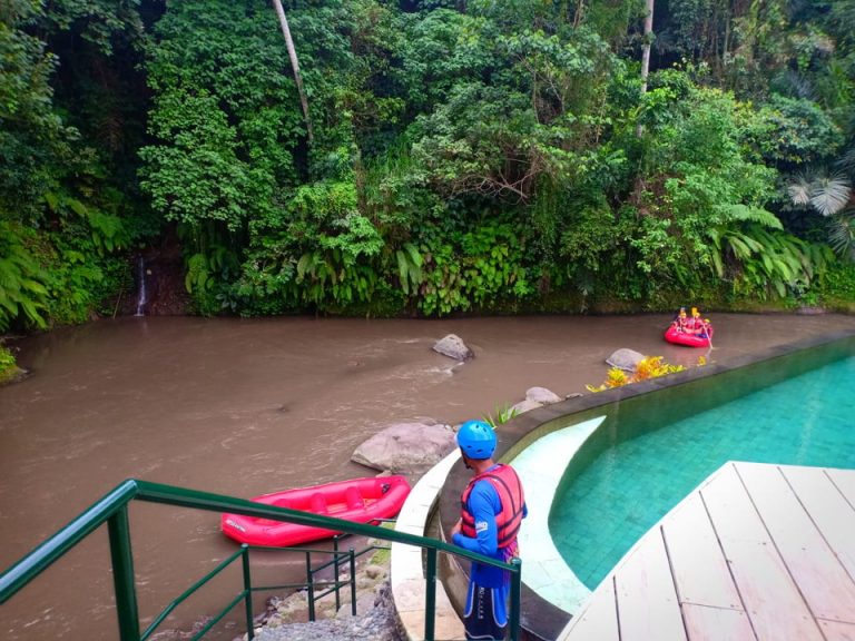 アクティビティ(ラフティング)