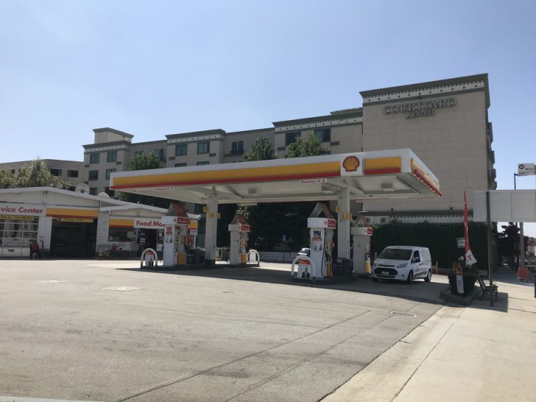 ホテル真横にガススタンドがありコンビニ使いできます。