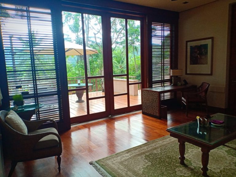 客室(全体、窓方向)