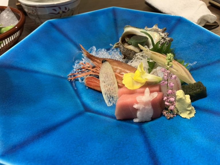 お造りのすずき洗い、中鮪、栄螺、鰆、牡丹海老です