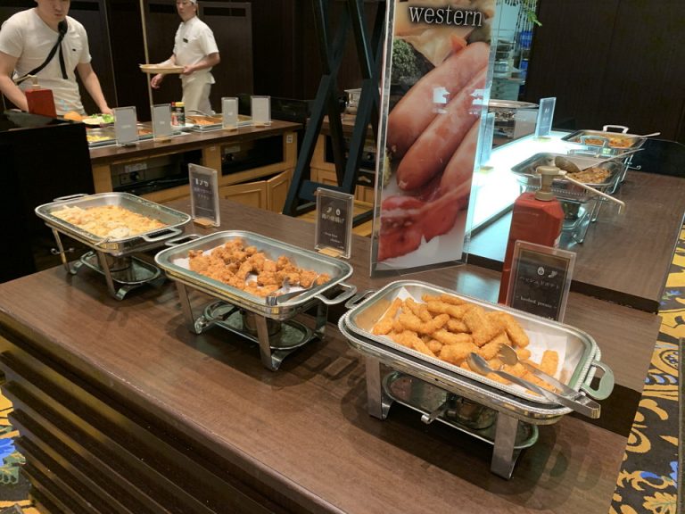 海鮮マカロニグラタン、鶏の唐揚げ、ハッシュドポテトのコーナーです