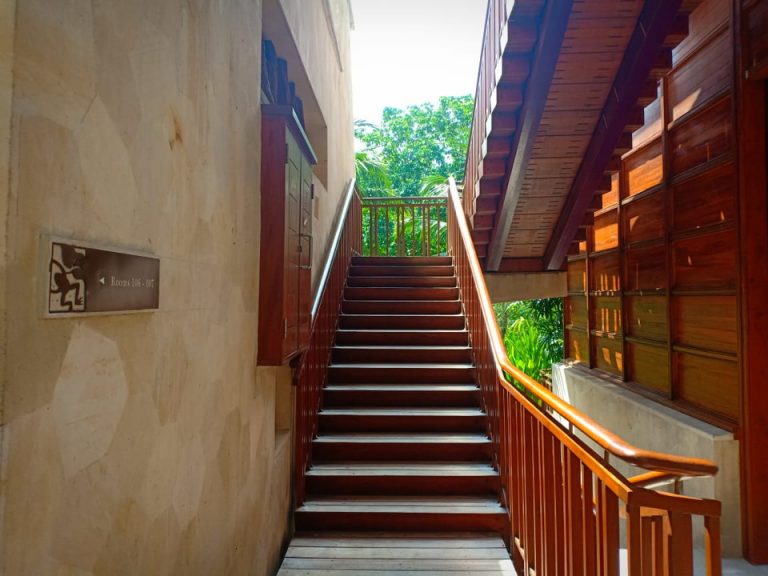 階段(ホテル棟)