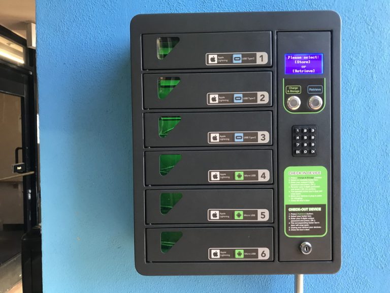 3階プールの壁にはチャージャーステーションもありました