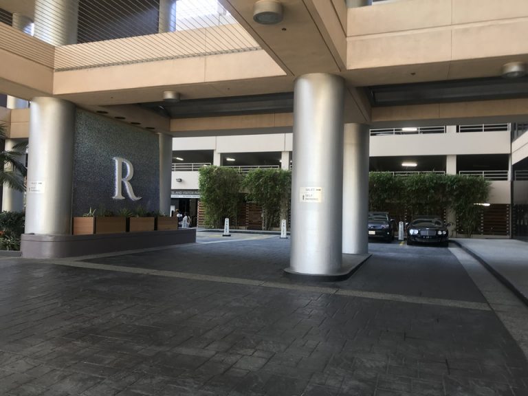 車の乗り付け場 Rのマークが立派です