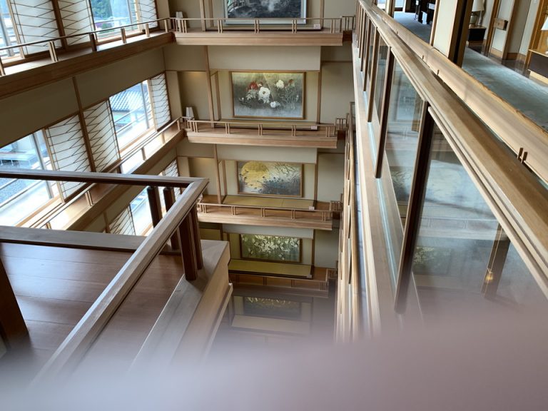 エレベーターから見える各階の壁には素晴らしい絵画があります