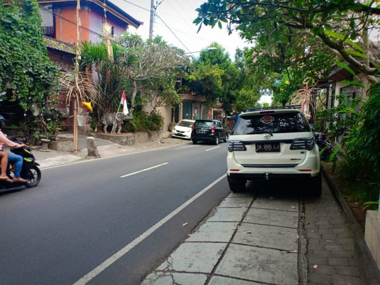 ホテル前の通り2