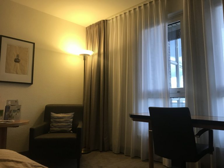 ベットからの窓側眺め2