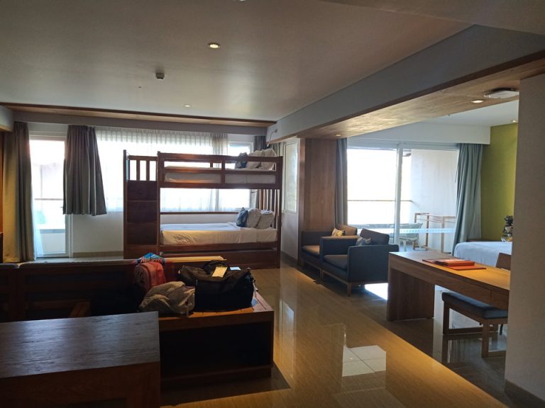 客室(入口扉から)