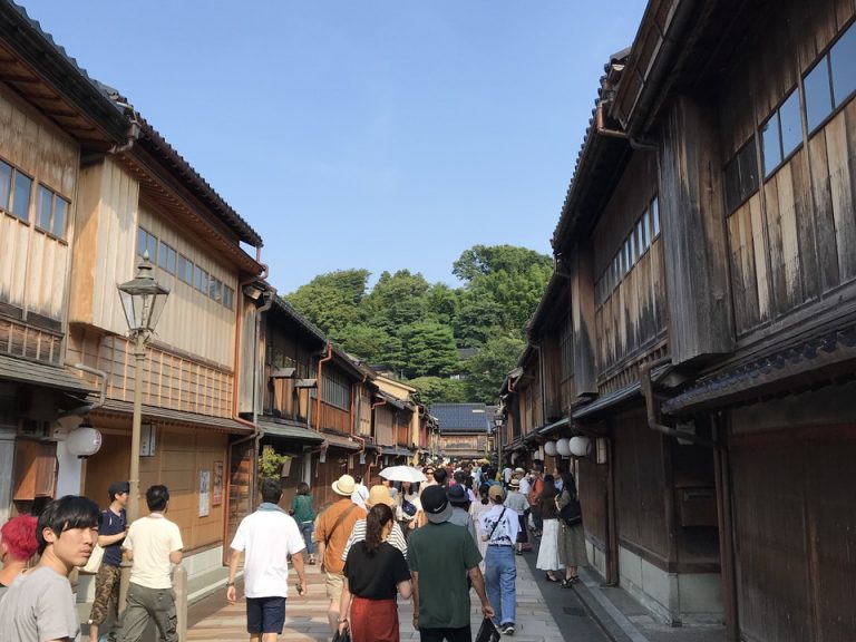 ひがし茶屋街はバスで10分程度