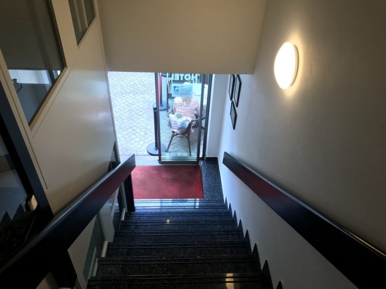 エントランスからの階段