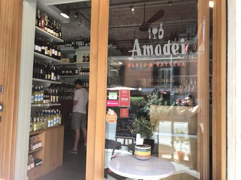 バー件オリーブとワイン販売店HEIC