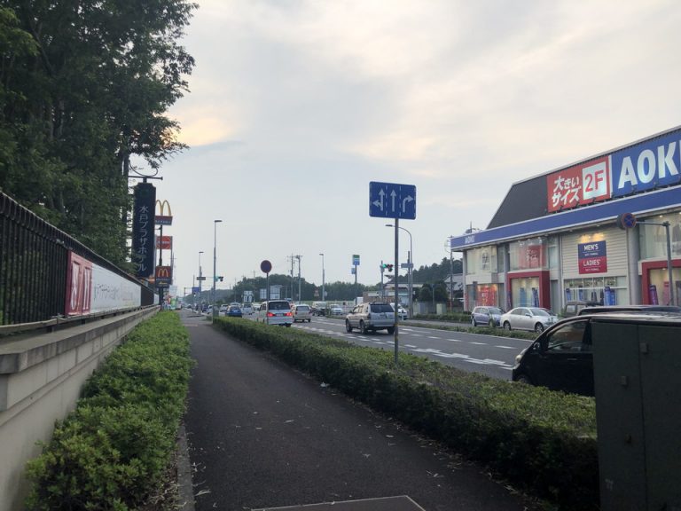 ホテル目の前は水戸の主要道路の国道50号バイバス