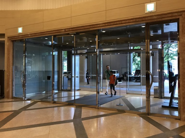 入り口ドア。内側から