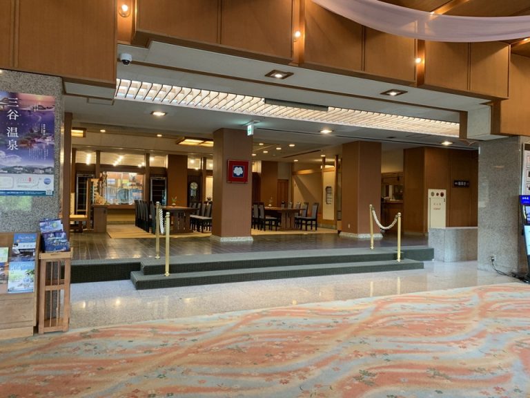 正面玄関を入って真正面