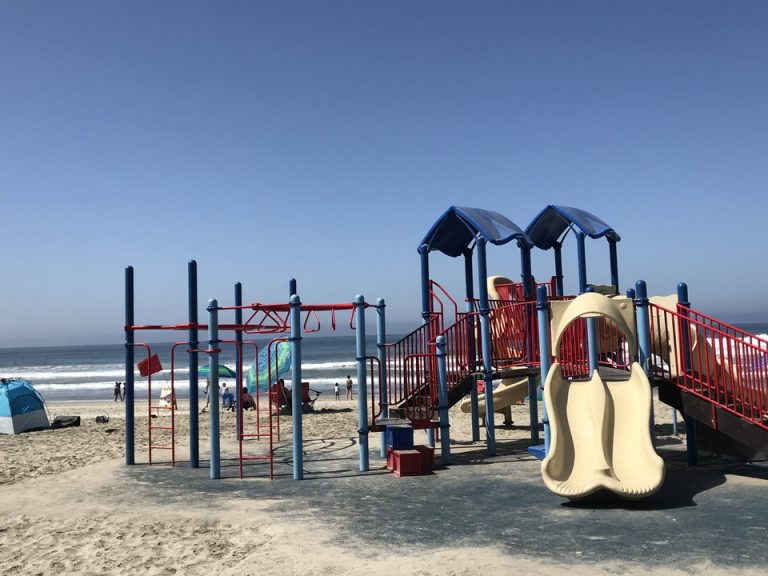 砂場にはキッズ用のプレイグランドもありましたアメリカならでは