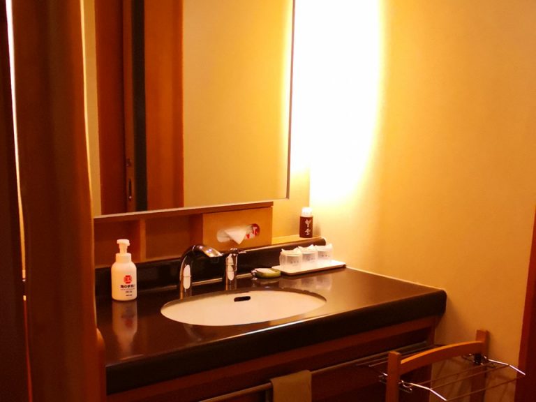 37_望雲_客室のバス・トイレ_洗面台全体