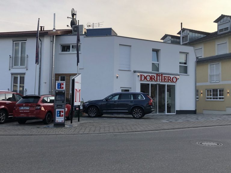 駐車場もあり、建物の目の前にはATMがあり便利でした。