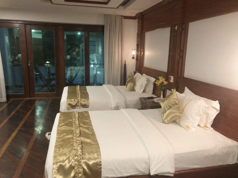 お風呂側から見たベッド