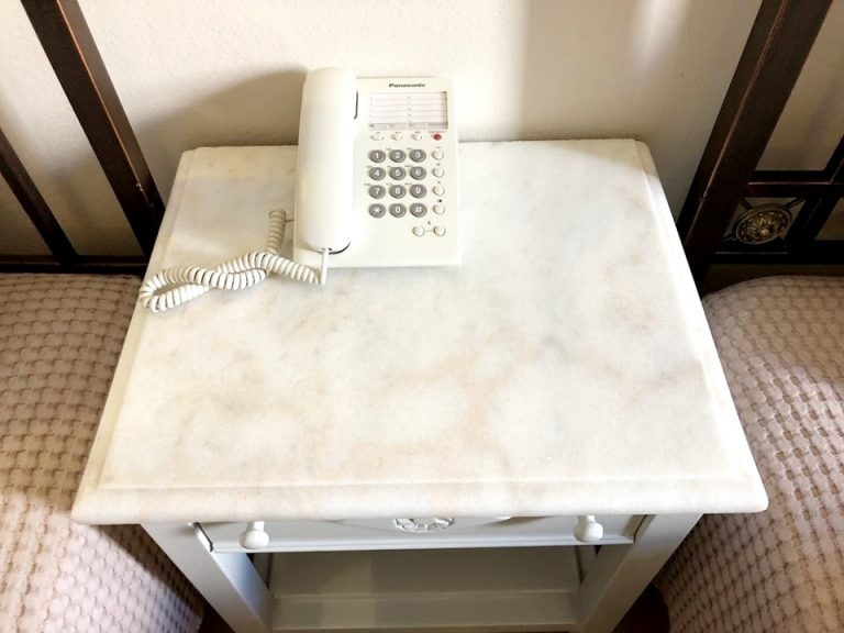 ベッド横のサイドテーブル