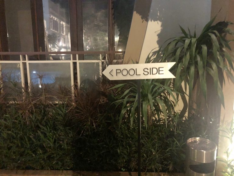 左に行くとプール、右に行くとロビーがあります