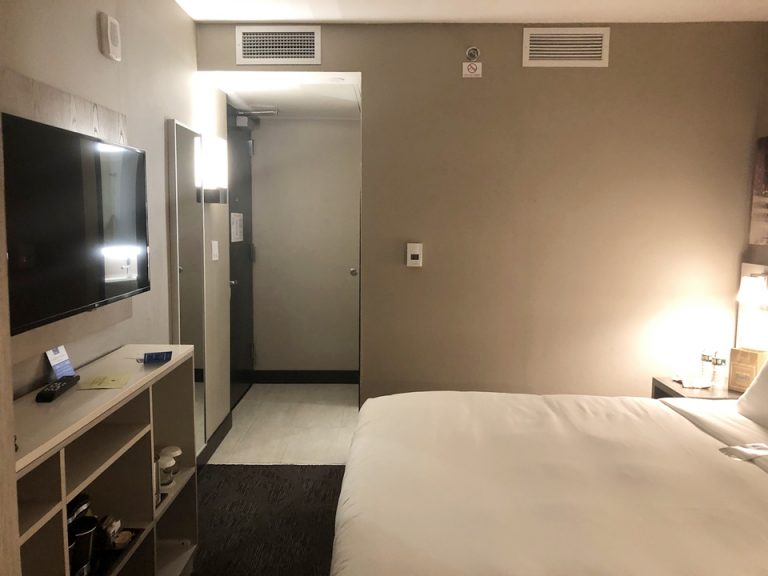 部屋奥からエントランス