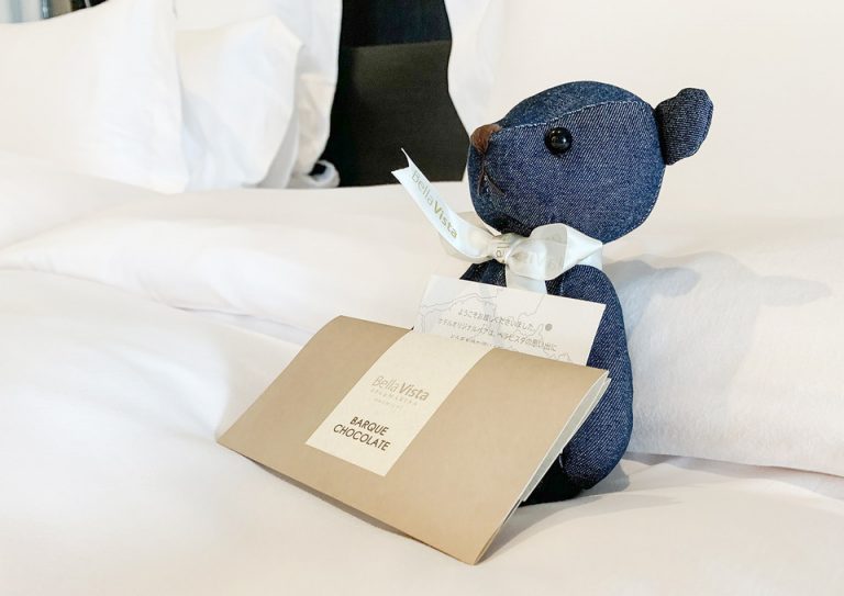 10_広島で生まれのブランド「カイハラデニム」で作られたティディーベアが、ウエルカムカードとともに歓迎してくれた。作りもしっかりしていて、何よりとっても可